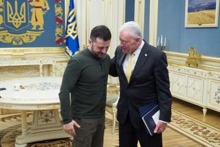 Presidente da Ucrânia Volodymyr Zelenskyy fala com o enviado especial dos Estados Unidos para a Ucrânia e a Rússia Keith Kellogg